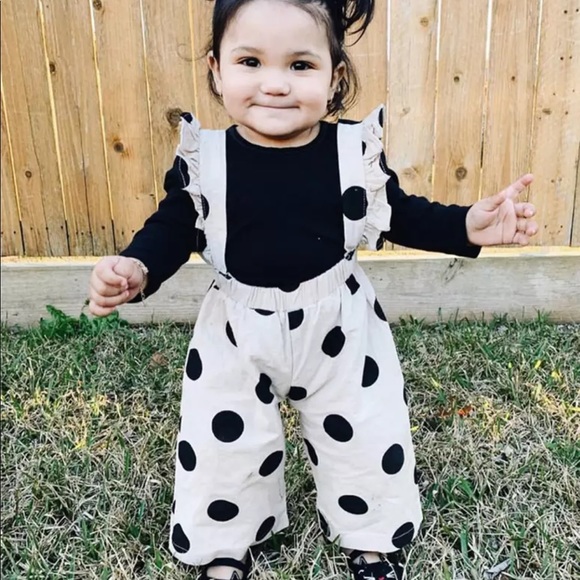 HP•NWT White Polka Dot 2 Piece Ruffle Bib Set